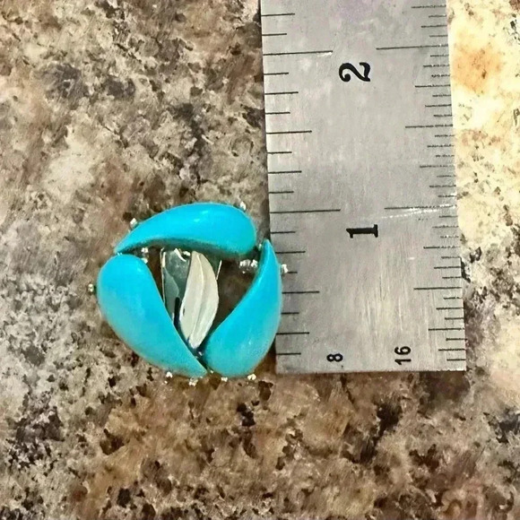 Vintage Aqua Green With White Leaf Center Silver Accents Clip Earrings - Picture 7 of 7